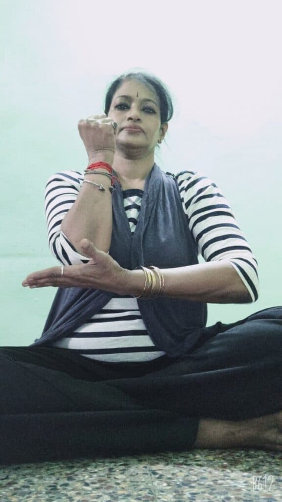 Mudras for beginners: the Mudgara mudra