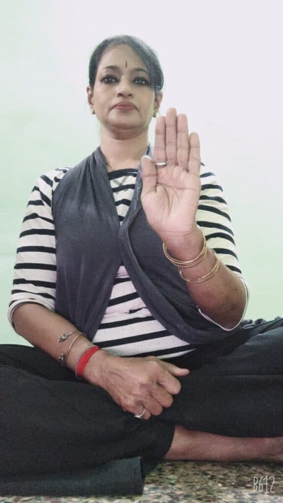 Mudra for beginners: the Abhaya mudra